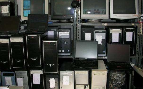 堆积的旧电脑